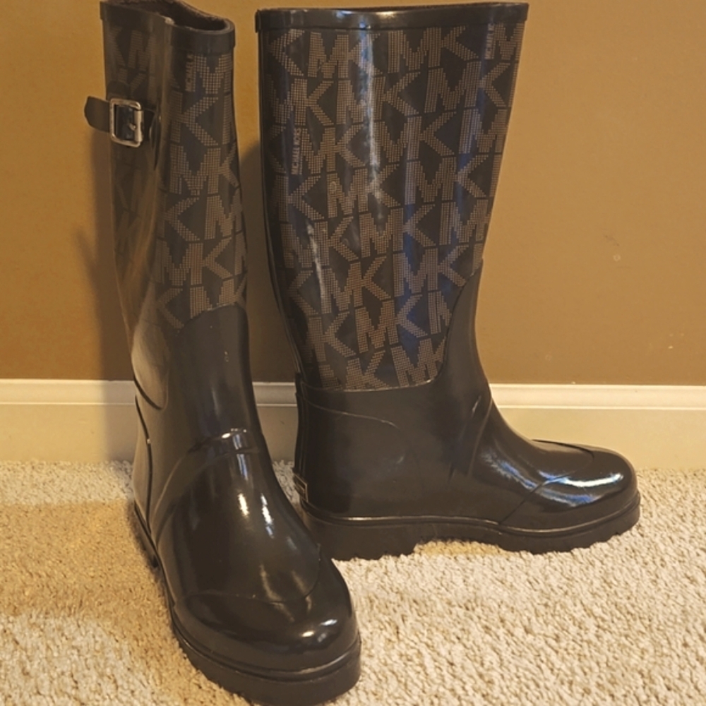 EXCELLENT Michael Kors tall rain boots size 6M brown/tan .. fashion forward